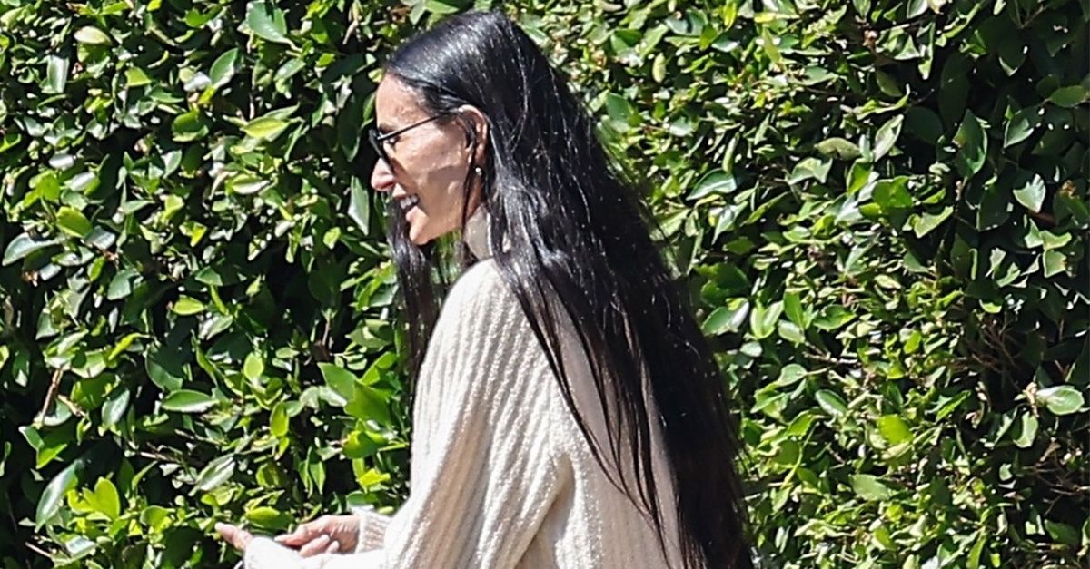 Not Croc—Fashion People in Their 30s and 60s Are Wearing This Elegant Shoe Trend With Jeans