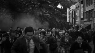 Ryunosuke Kamiki and Minami Hamabe running away from Godzilla with a crowd in Godzilla Minus One Minus Color.