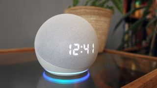 En ljusgrå Amazon Echo Dot som visar en digital klocka.