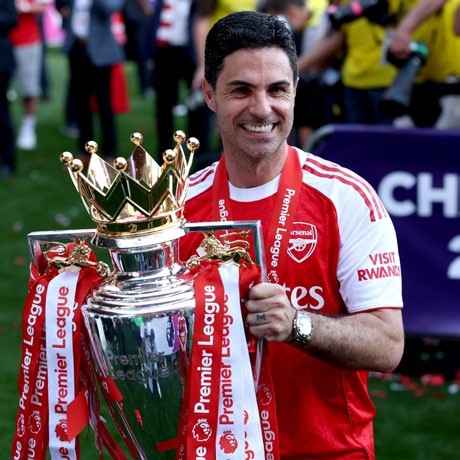 Mikel Arteta poses for a photo with the Premier League Trophy. (Photo by Justin Setterfield/Getty Images) FFT394.pl_arsenal.gettyimages_2278001478