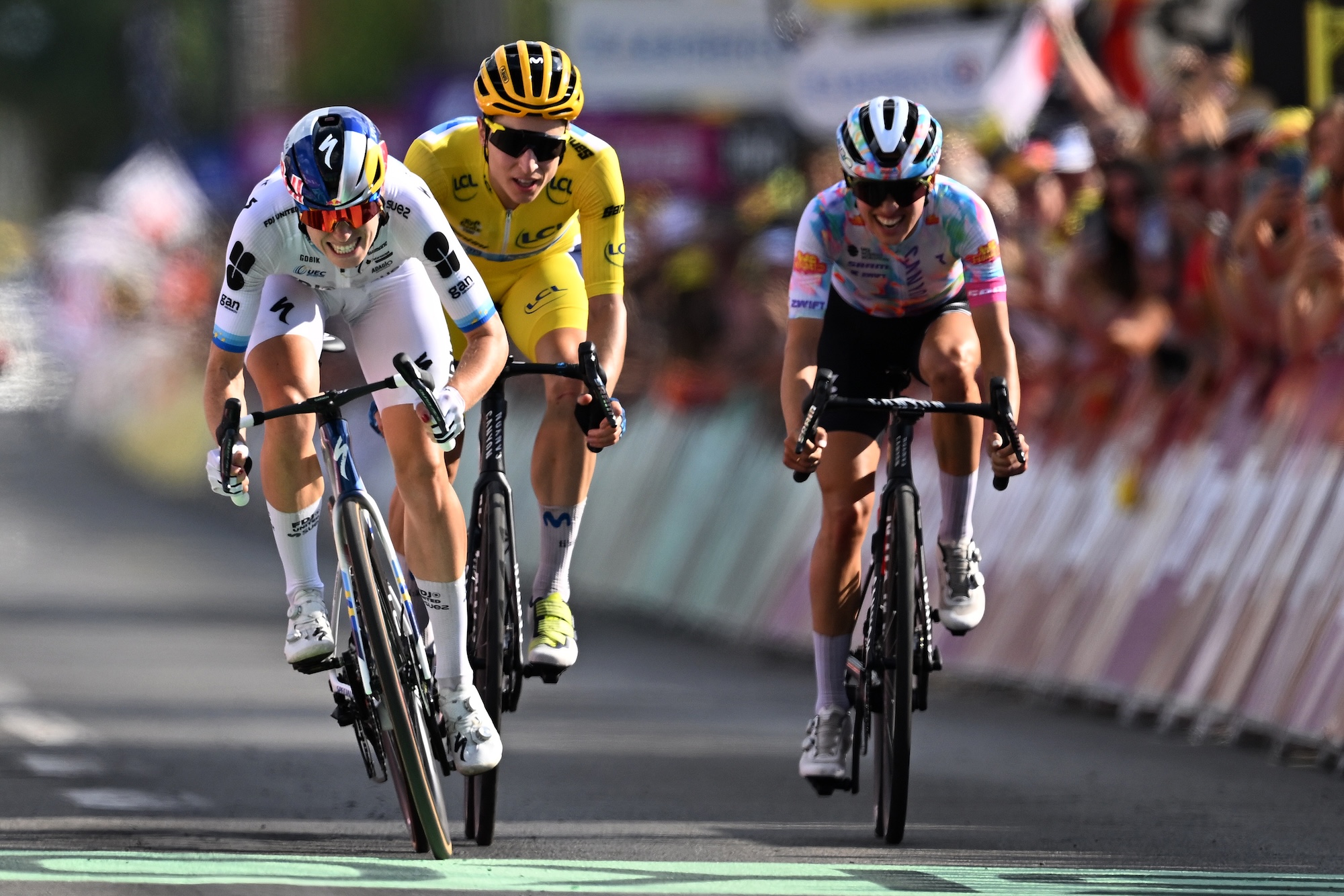 BELLEVILLE-EN-BEAUJOLAIS, FRANCE - AUGUST 05: (L-R) Stage winner Demi Vollering of Netherlands and Team FDJ United - SUEZ, Marlen Reusser of Switzerland and Team Movistar - Yellow Leader Jersey and Katarzyna Niewiadoma-Phinney of Poland and Team Canyon//SRAM Racing zondacryptosprint at finish line during the 5th Tour de France Femmes 2026, Stage 5 a 140km stage from Macon to Belleville-en-Beaujolais / #UCIWWT / on August 05, 2026 in Belleville-en-Beaujolais, France. (Photo by Tim de Waele/Getty Images)