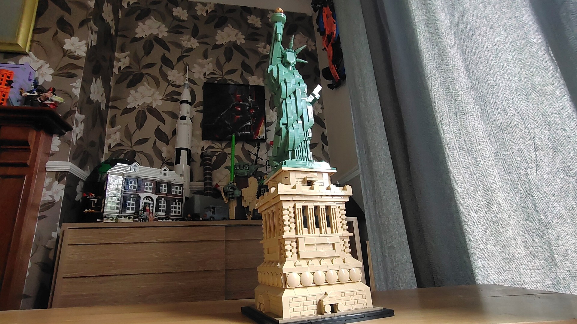 Lego Architecture Statue of Liberty 21042 - face model at a slight angle.