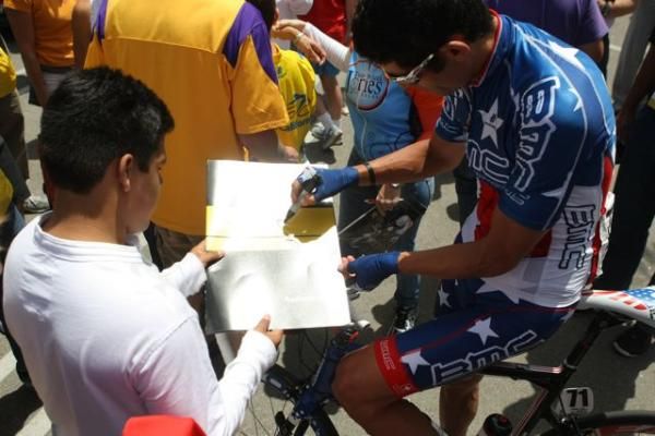 George Hincapie (BMC) signs an autograph