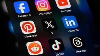 Populära appar för sociala medier på en Apple iPhone: Facebook, Instagram, YouTube, Pinterest, X (tidigare Twitter), LinkedIn, Reddit, TikTok och Threads.