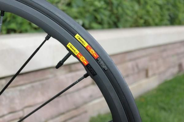 The Ksyrium SLR Exalith rim and GripLink front tyre.