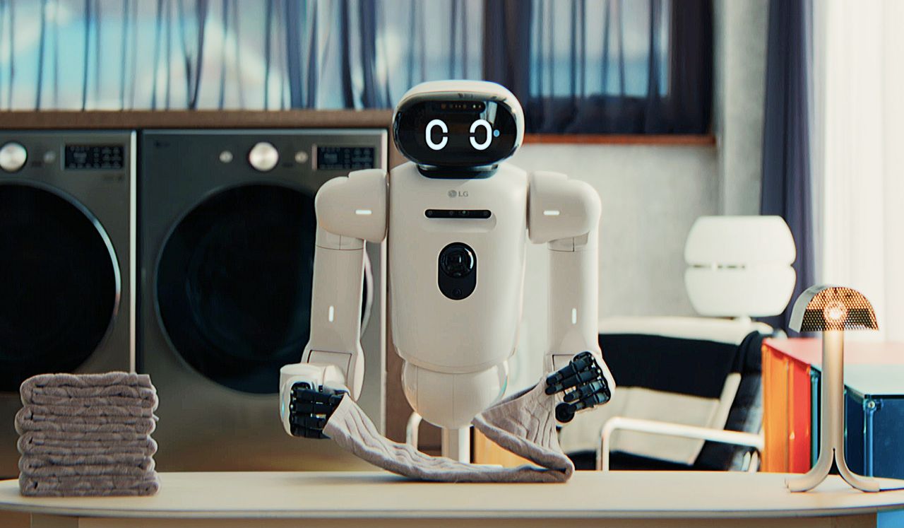 LG CLOiD robot