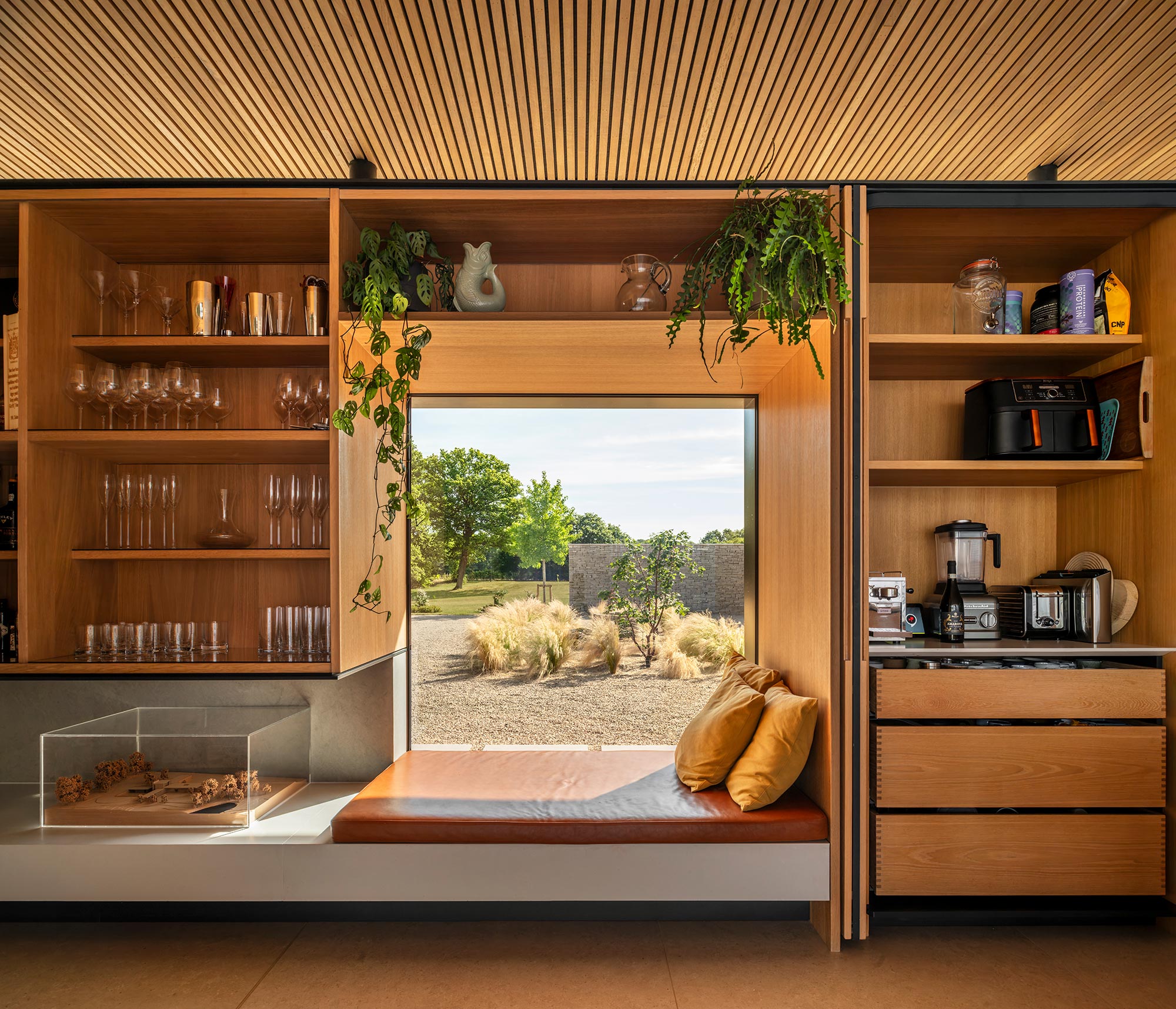 meadow house, a modernist inspired pavilion like house structure in the flat English countryside