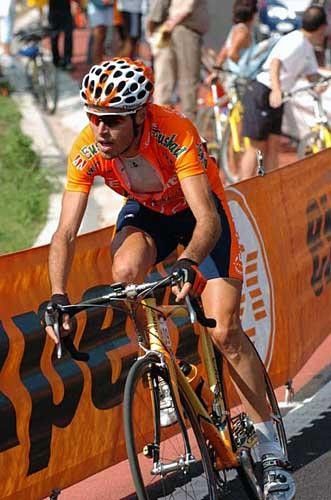 Samuel Sanchez (Euskaltel-Euskadi) in hot pursuit.