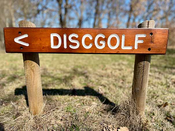 En skylt som det står Discgolf på.