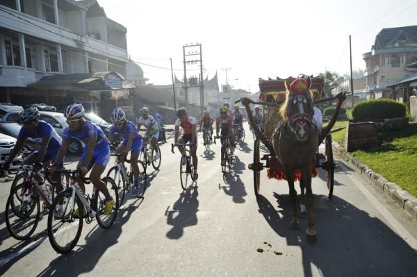 Riders paraded to Bukittinggi with many horse-drawn carriages