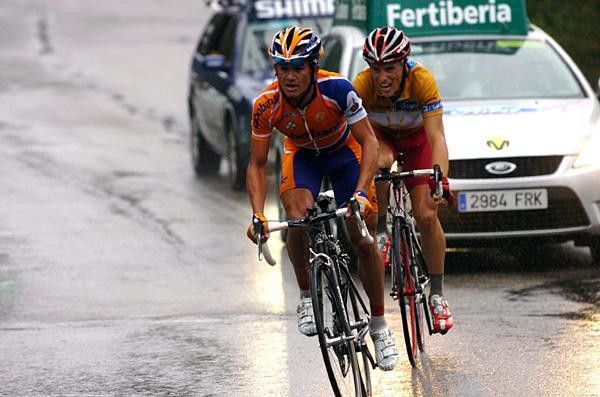 Sylvain Chavanel (Cofidis) closes to the line behind Mauricio Ardila Cano (Rabobank).
