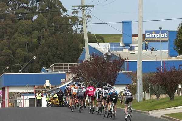 The leading group heads down the back straight in Ulverstone with a handy buffer over the peloton.