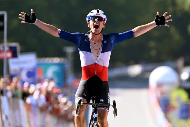 Valentin Madouas esulta sul traguardo di Plouay alla Bretagne Classic 2023 (Credit photo: Getty Images)