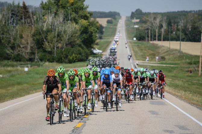 The field starts to react to the riders up the road.