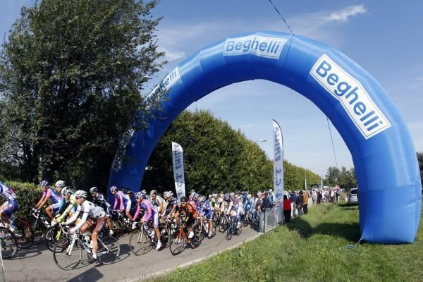 THe peloton in the G.P. Beghelli