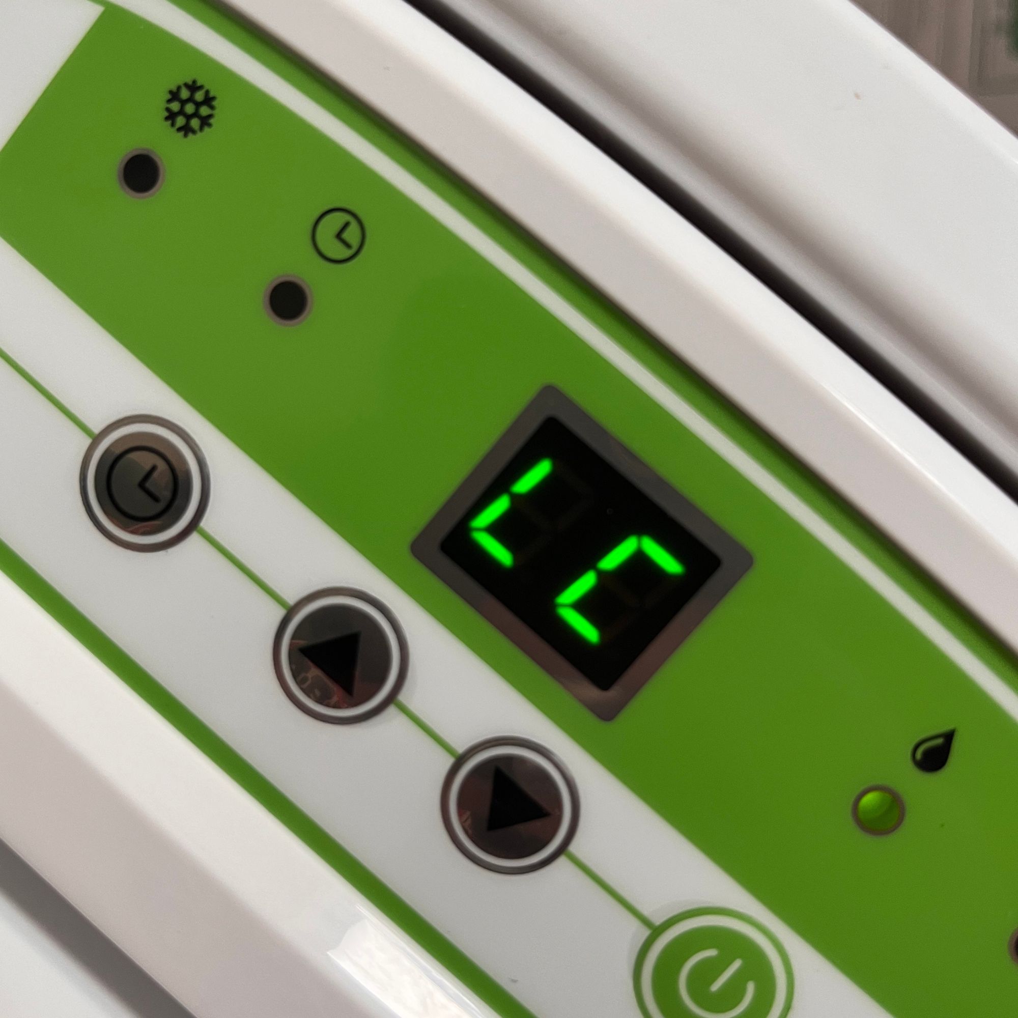 meaco 12l low energy dehumidifier with child lock on