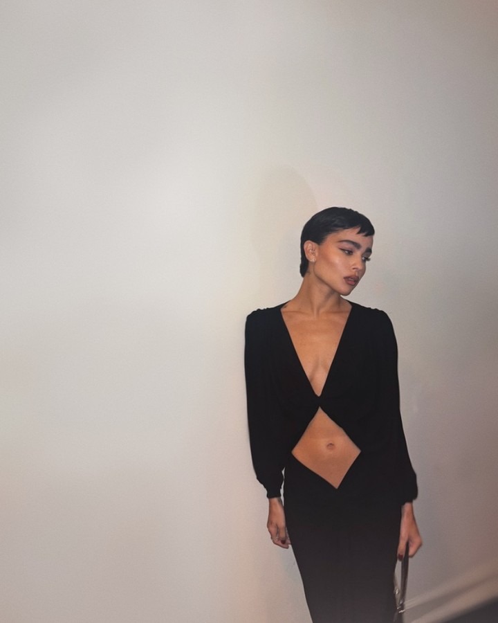 Image of Zoe Kravitz wearing a micro bang pixie hairstyle.