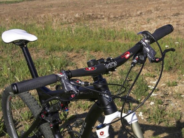 Easton's Monkeylite SL riser bar strikes a near-perfect combination of weight, width, rise and sweep for cross-country applications