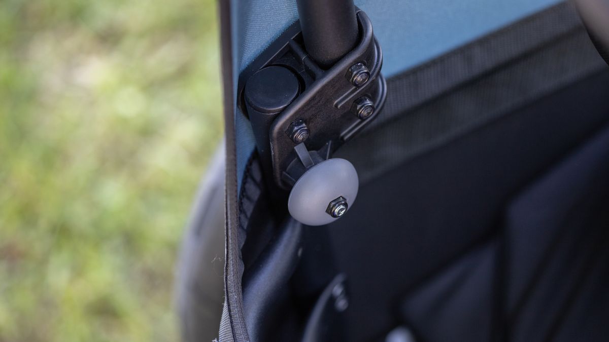 Thule Courier lock release to fold whole system