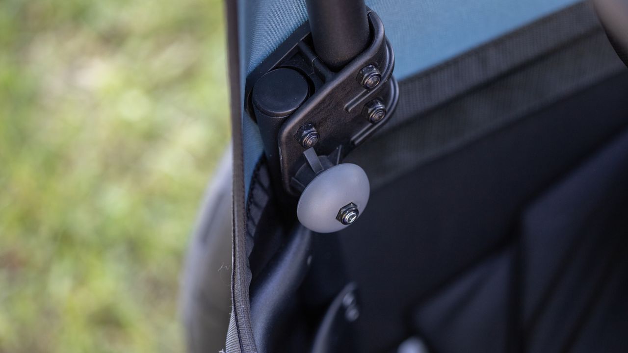 Thule Courier lock release to fold whole system