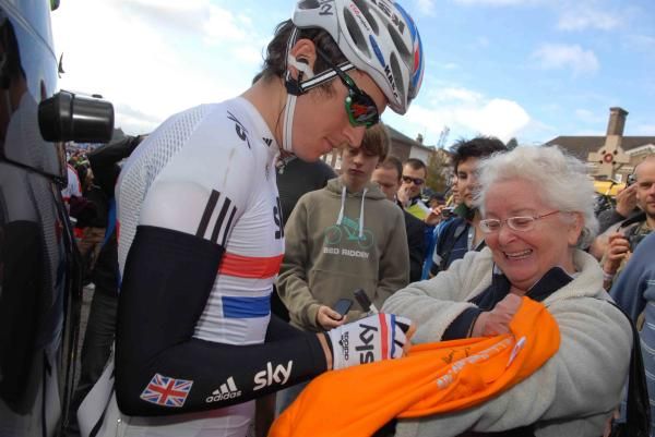 Geraint Thomas (Sky Professional Cycling Team) makes an old lady very happy.