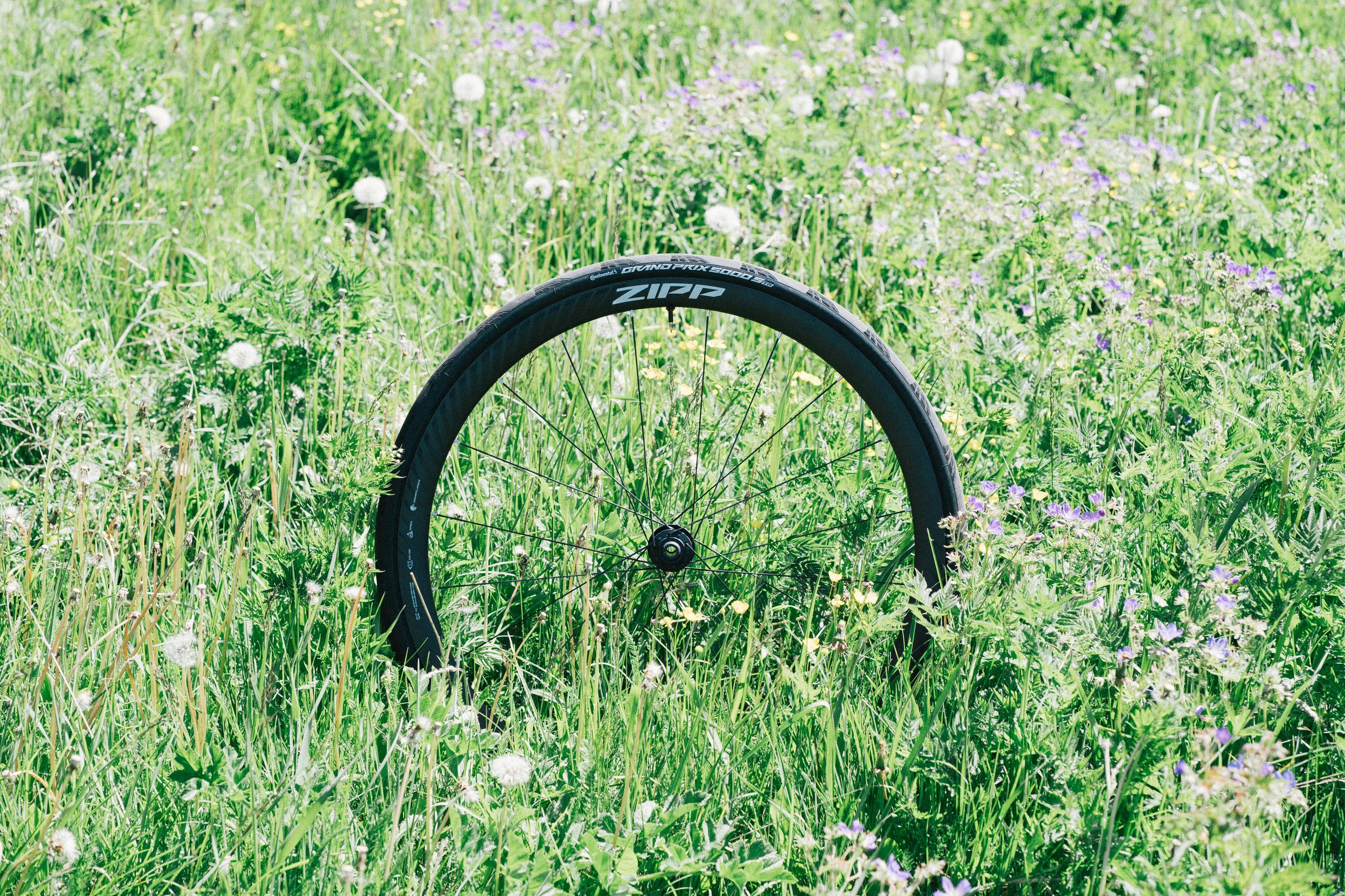 Un set di ruote da ciclismo con design moderno e caratteristiche leggere, ma con un prezzo elevato