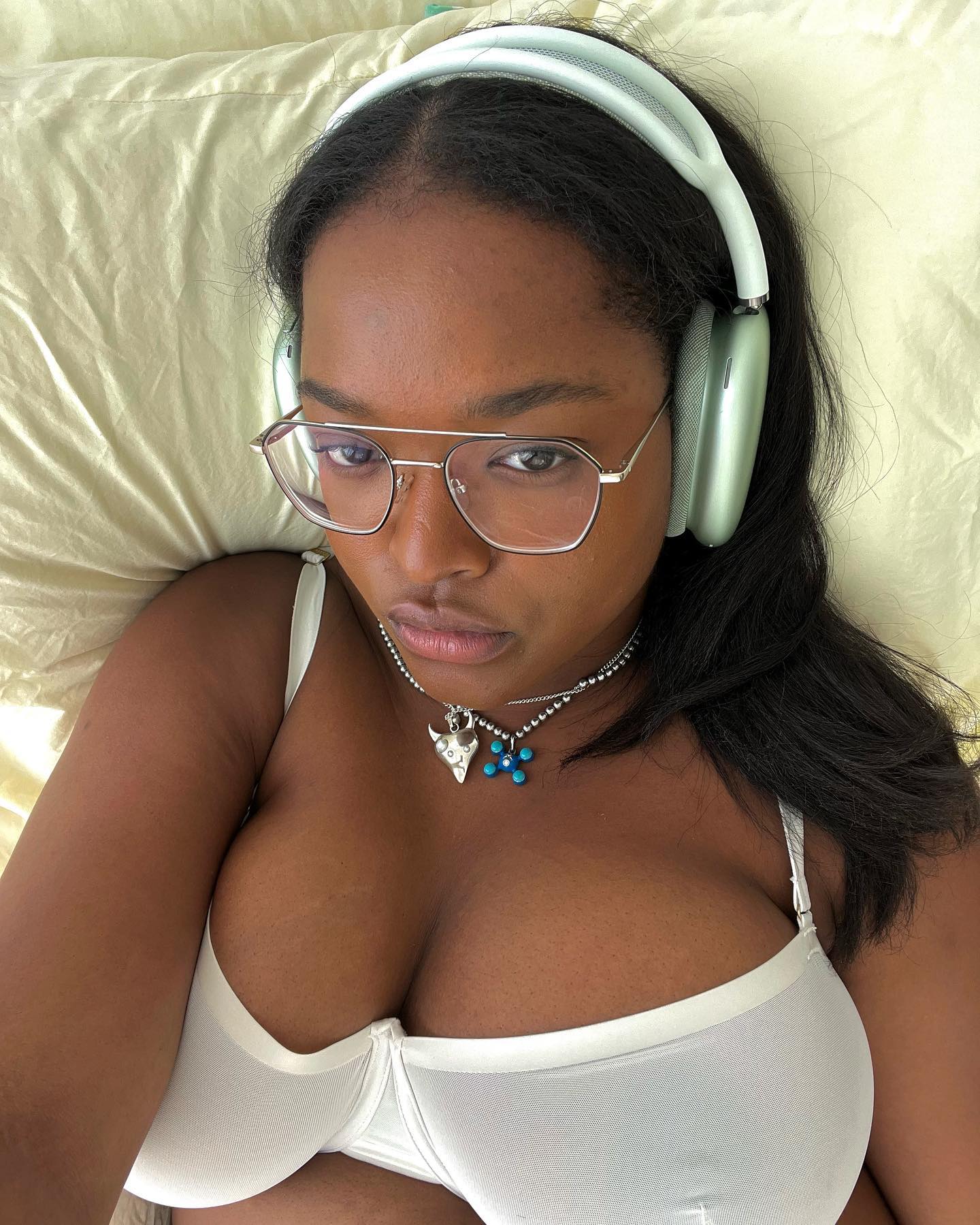 An image of @_imanirandolph wearing one of the best bra brands.