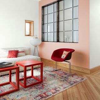 how to use the colour wheel, tonal colours, living room with pink walls and red accessories, vintage rug, white sofa, floor lamp, wooden floor