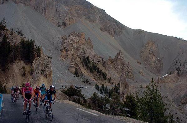 The gruppo climbs.