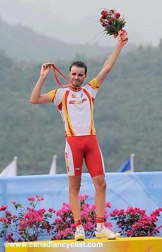 Spaniard Samuel Sánchez raises an important gold medal