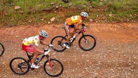 Kevin Evans and Burry Stander battle it out.