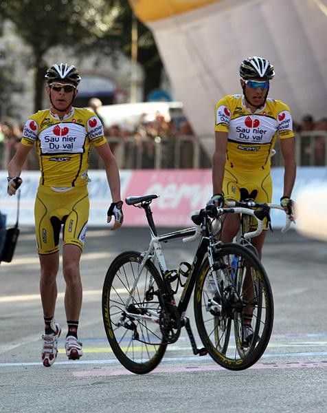 Ricc&ograve;'s bike is on its own after being launched.