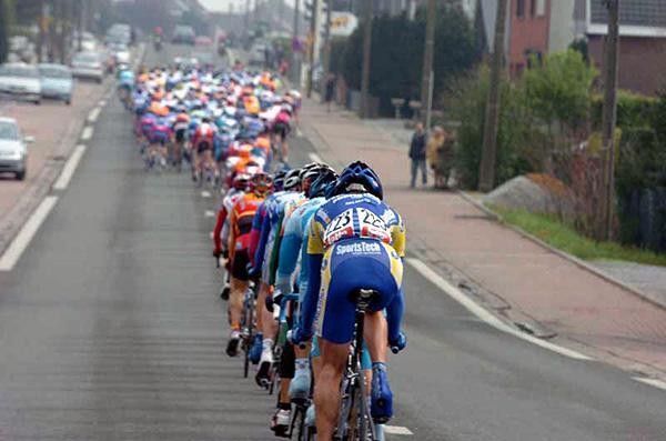 A very strung-out peloton