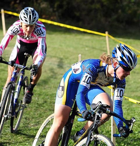 Pepper Harlton (Juventus Cycling) leading Elliot down the ski slope.