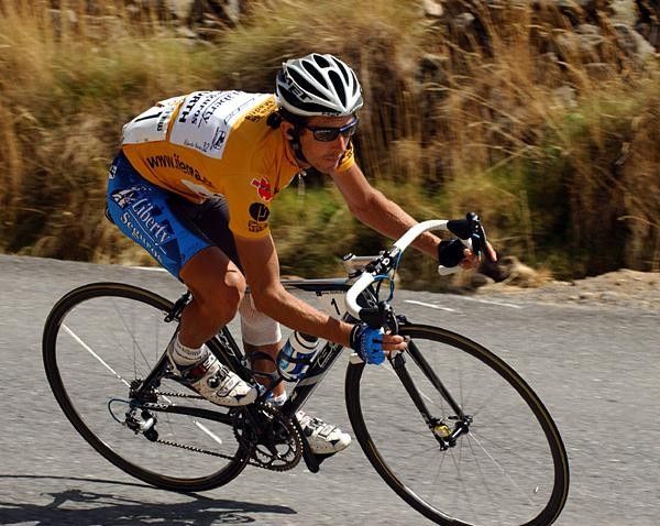 Roberto Heras (Liberty Seguros) goes downhill fast