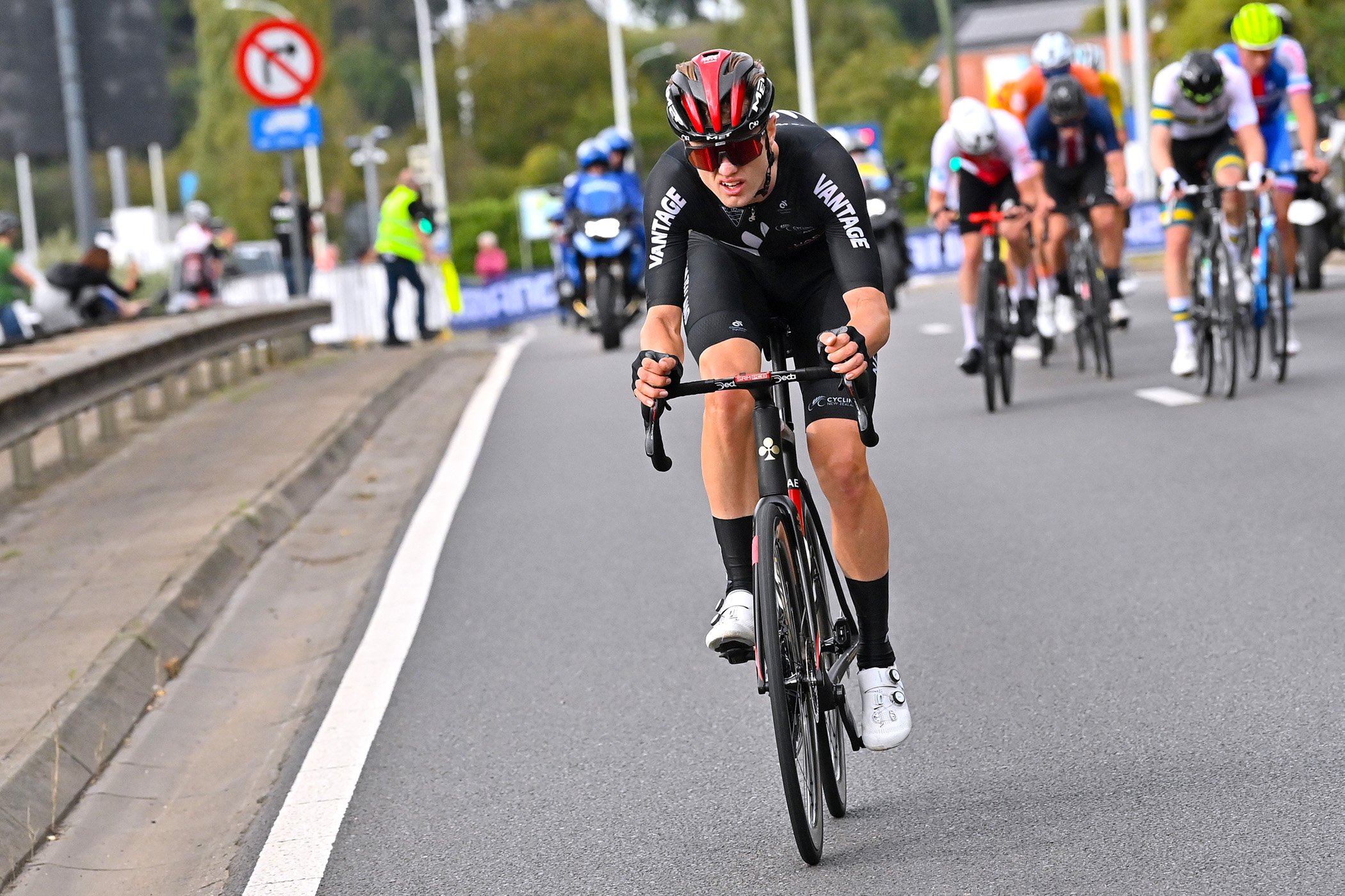 Finn Fisher-Black on the attack during the under-23 men's road race at the 2021 UCI Road World Championships in Leuven