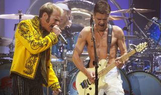 David Lee Roth (left) and Eddie Van Halen perform live in 2007