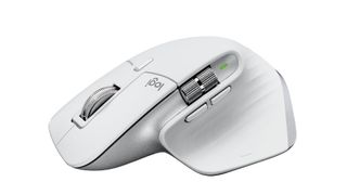 Et billede af en meget lys grå MX Master 3S-mus på hvid baggrund