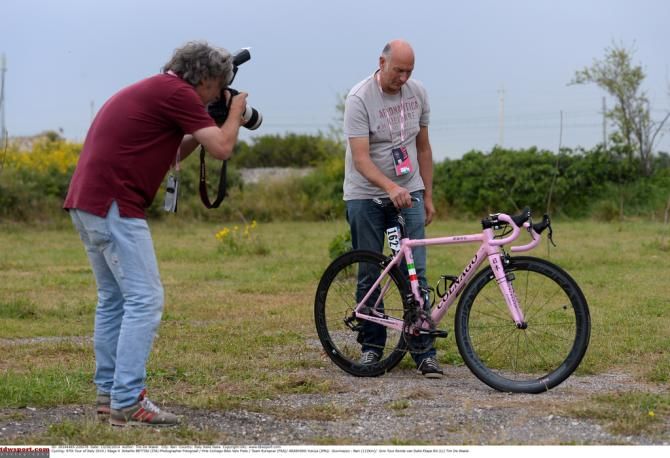 Photographing Yukiya Arashiro's pink Colnago