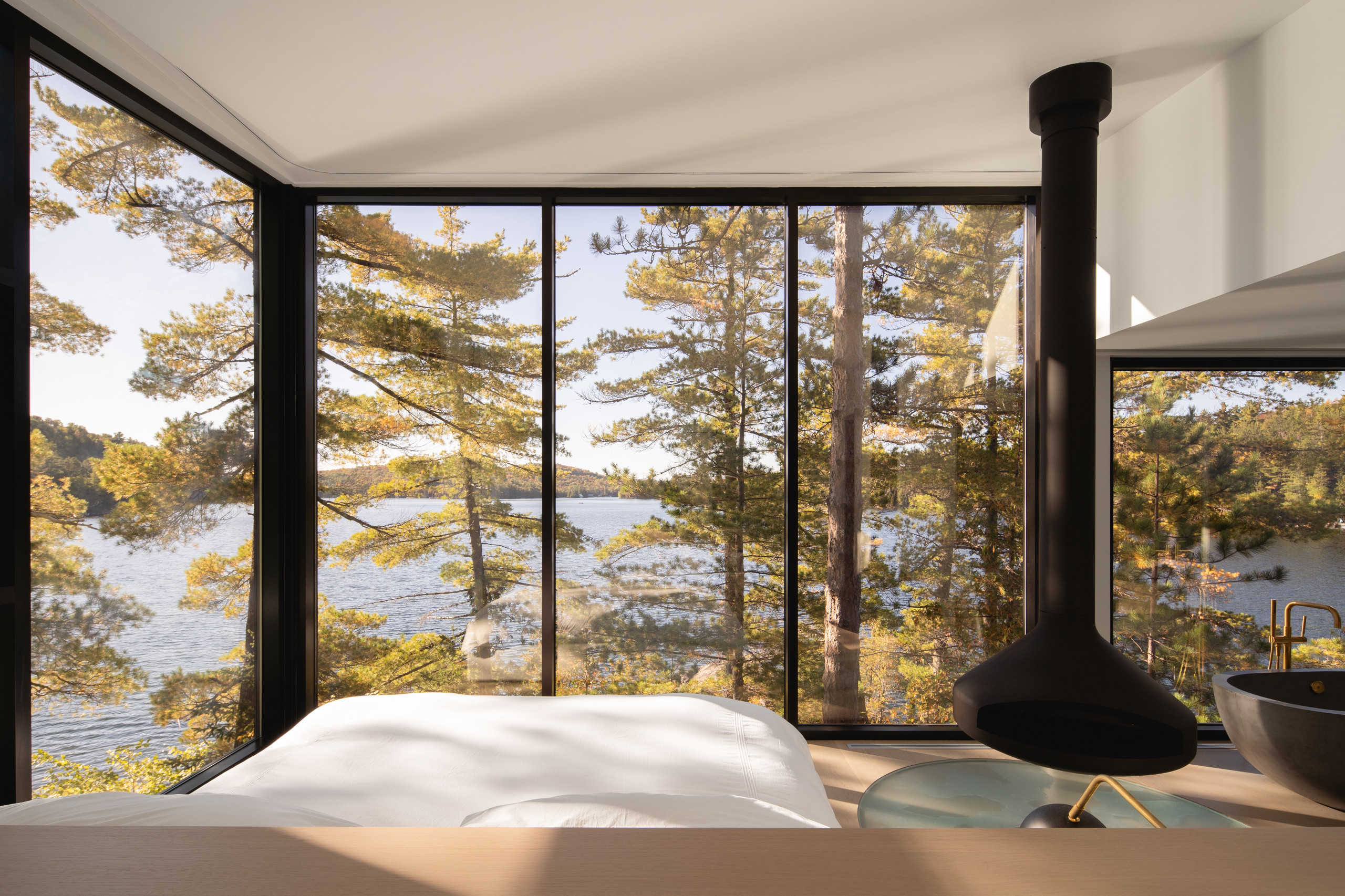 Principal bedroom, Cottage on the Point, Paul Bernier Architecte, Chertsey, Quebec