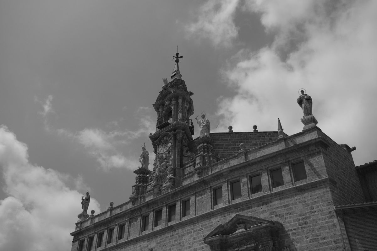 Street photography in Valencia, Spain, taken with the Fujifilm X-E5 mirrorless camera and XF 23mm f/2.8 lens