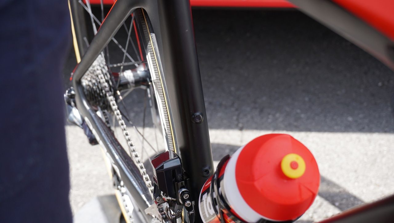 You know you're a French team leader when you don't even have a second cage on your bike. Note the plug in the upper boss