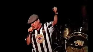 Brian Johnson onstage with Geordie in 2001