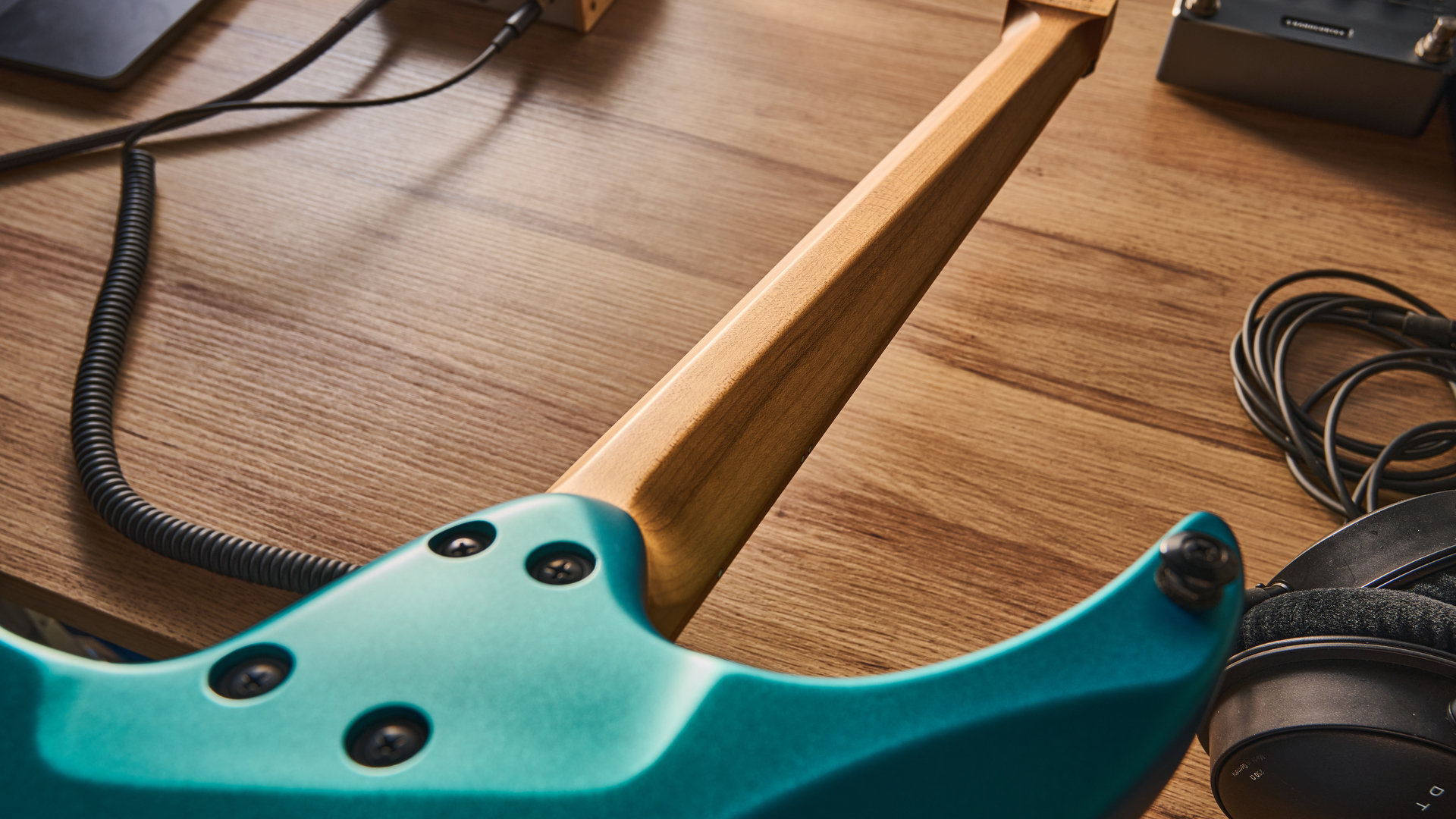 Strandberg N2 Boden Standard in Transformative Teal, shot in close-up and against a pale wooden floor.