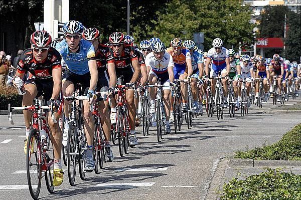Caisse d'Epargne leads the peloton on Stage 3.