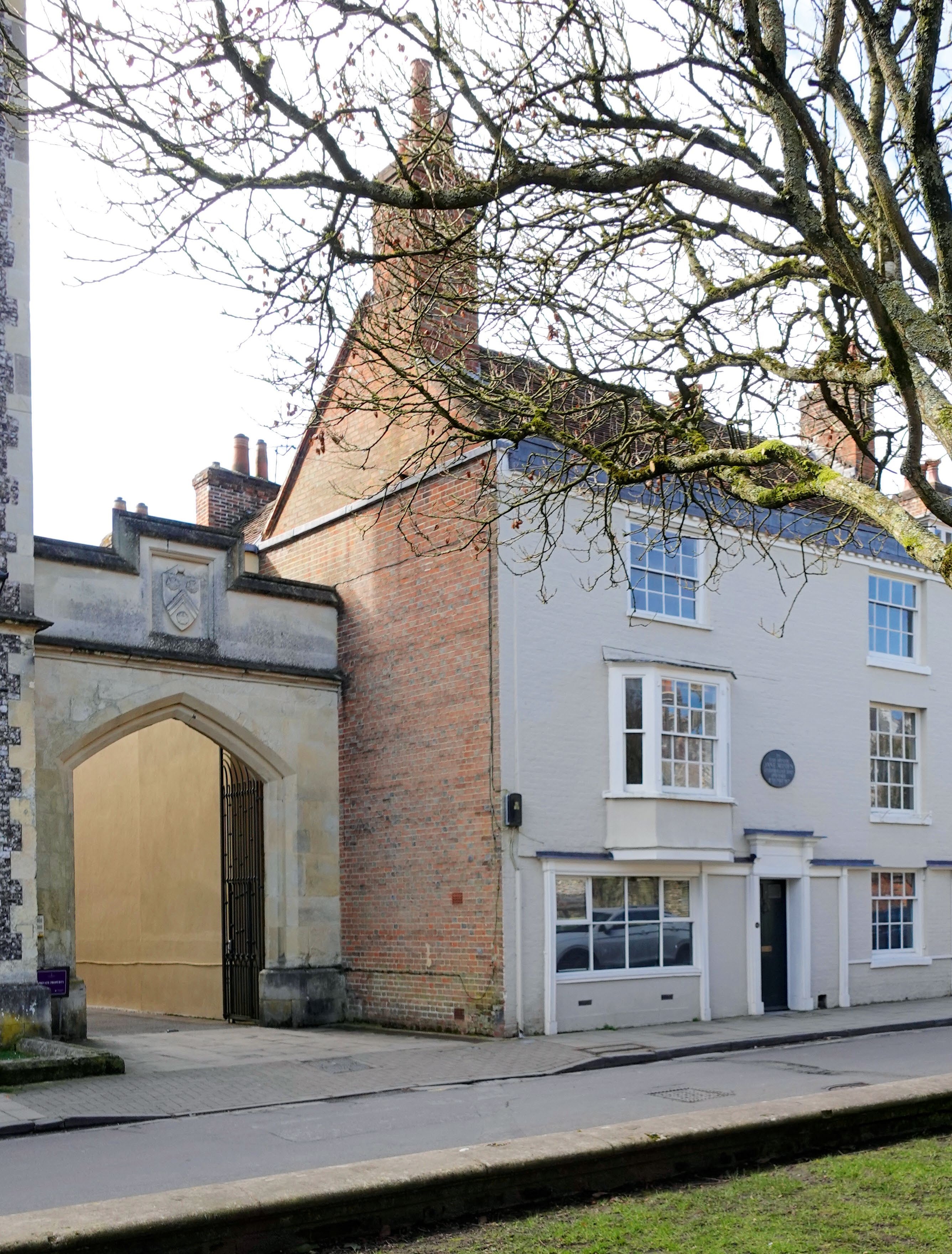 The house on College Street today, with its first-floor bow and memorial plaque