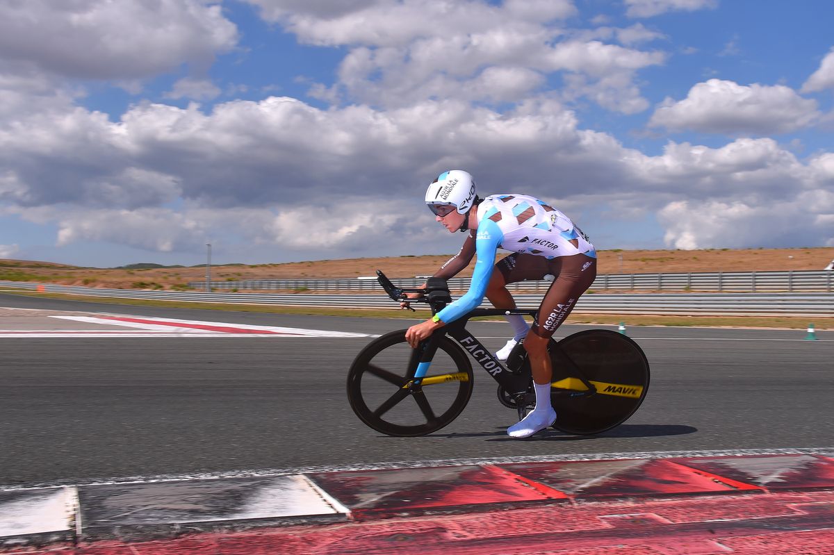 Romain Bardet on course before he crashed and was forced to change his bike