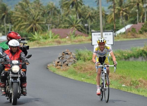 Oscar Pujol Munoz (Azad University Cross Team) escaped from km 70 on Stage 3.