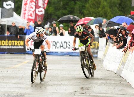 Nino Schurter (Scott Swisspower) looks over at his sprint rival Jose Hermida (Multivan Merida)