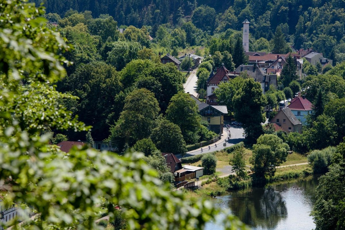 The peloton approach at Th&Atilde;&frac14;ringen Rundfarht